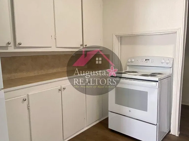 726 Ross Ave — Photo 4