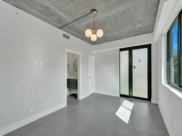924 NE 4th St — Photo 25