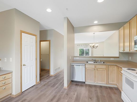 5th image of 15564 Lilac Dr