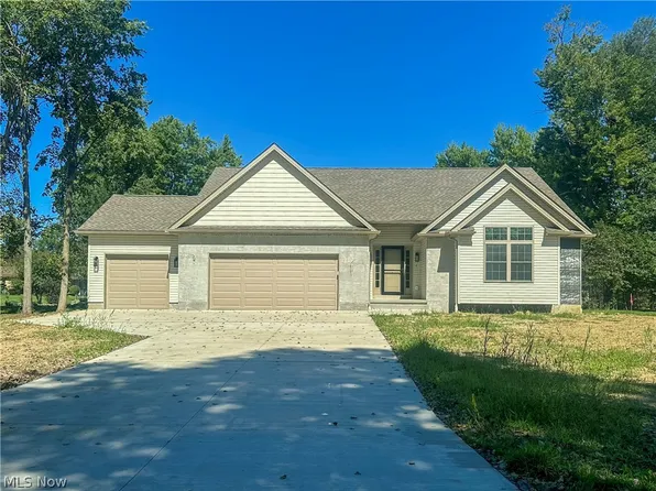 2123 Isabelle Dr, Girard, OH 44420