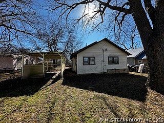 4th image of 806 E Tahlequah Ave