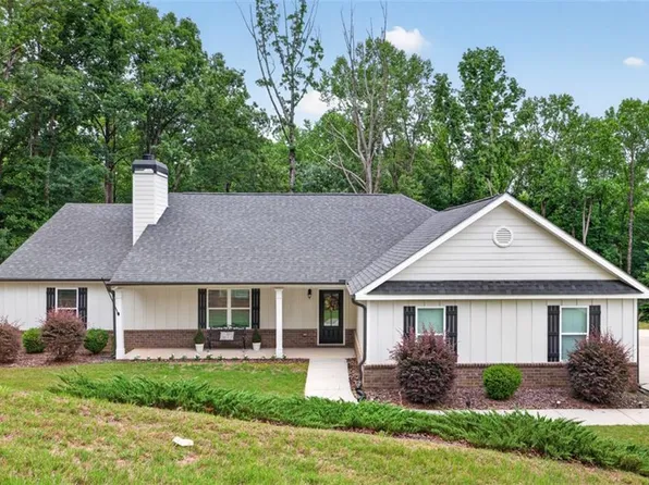 561 Oconee Ln, Commerce, GA 30529