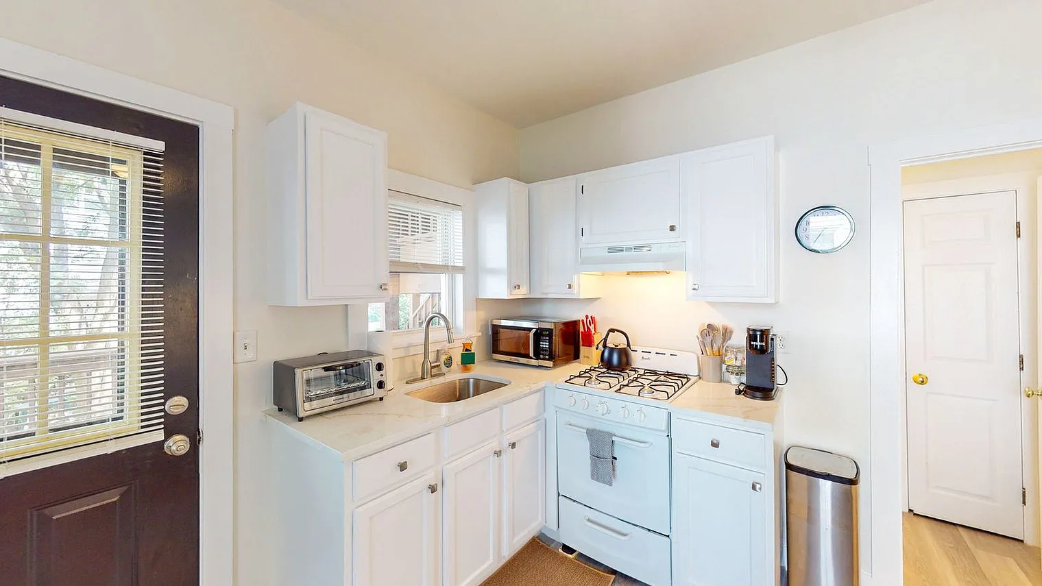 1 bed, 1.0 bath, 495 sqft, $3,558 — Photo 4