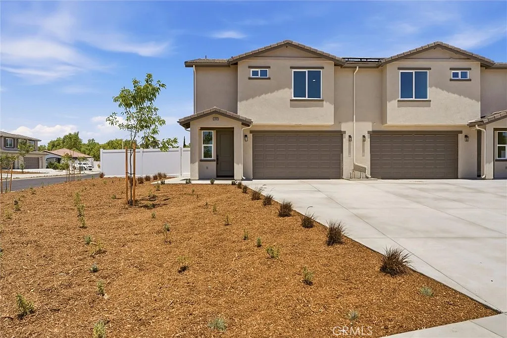 3 bed, 2.5 bath, 1603 sqft, $3,750 — Photo 2