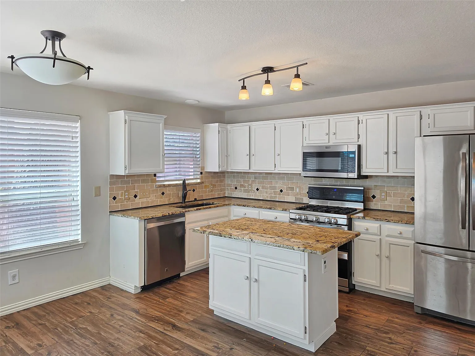 3 bed, 2.0 bath, 2073 sqft, $3,000 — Photo 3