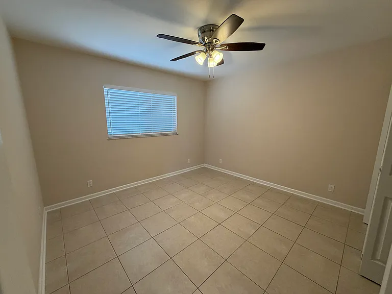 499 W Conference Dr — Photo 16