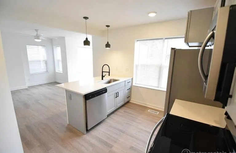 1400 Hamlet St — Photo 2