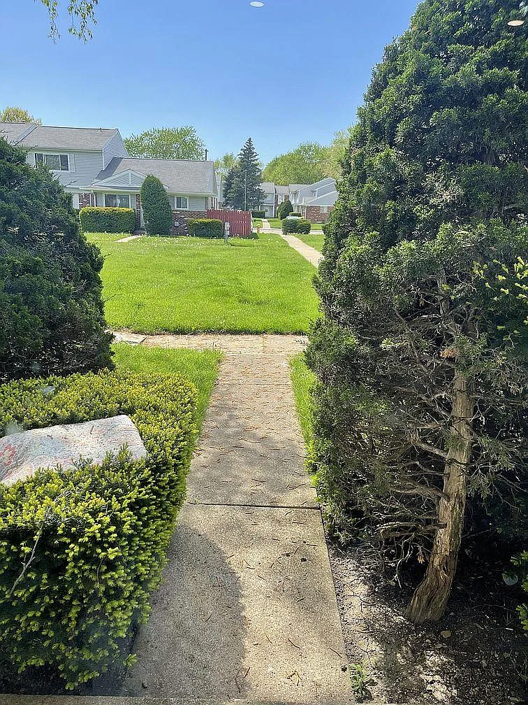4 bed, 1.5 bath, 2151 sqft, $3,000 — Photo 2