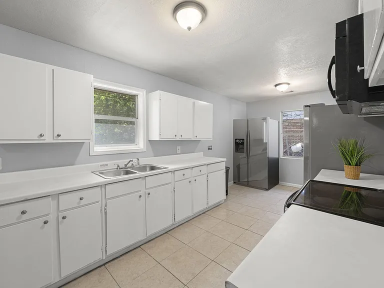 Large Kitchen with 2 fr