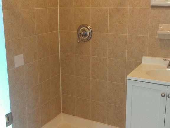 5th image of 693 Evergreen Ave APT 1