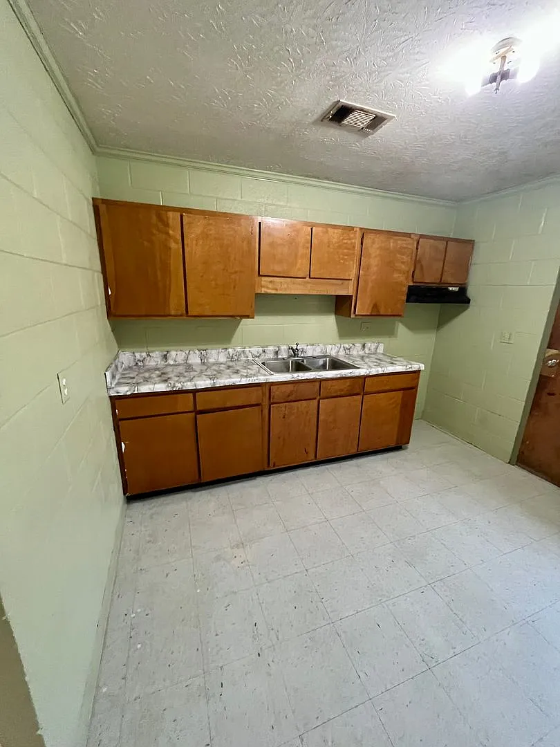 370 E Gordon Ave — Photo 3
