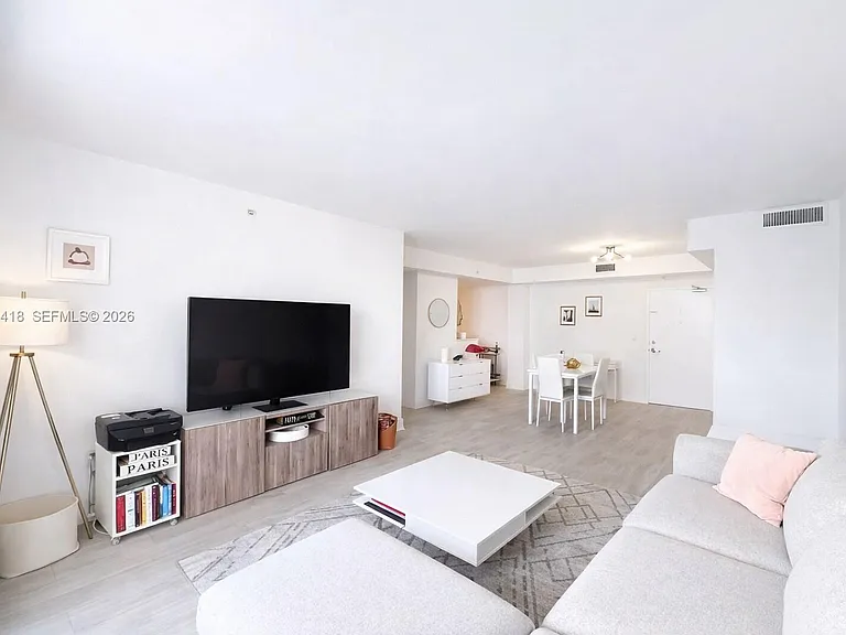 7501 E Treasure Dr #7L — Photo 6