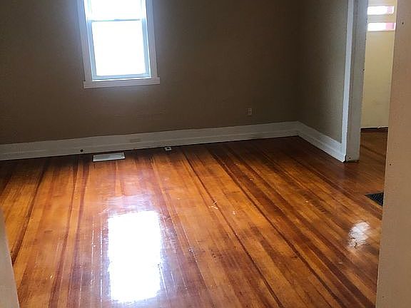 3rd image of 217 E Pinkney St