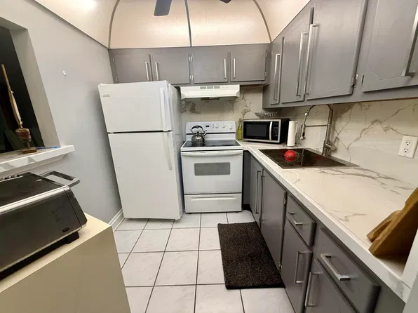 18 Markham Dr #A, Deerfield Beach, FL 33442