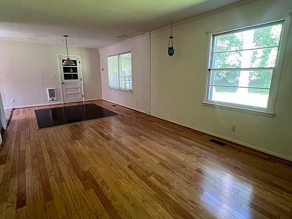 3rd image of 4207 Lakeview Dr NW