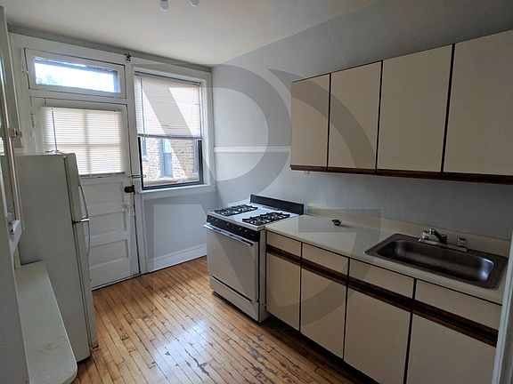 4th image of 1444 W Byron St #14443