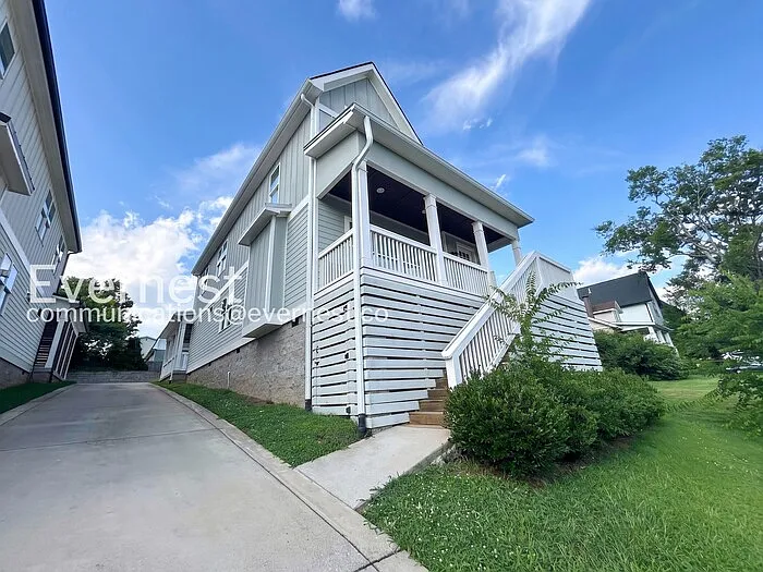 520 Moore Ave — Photo 2