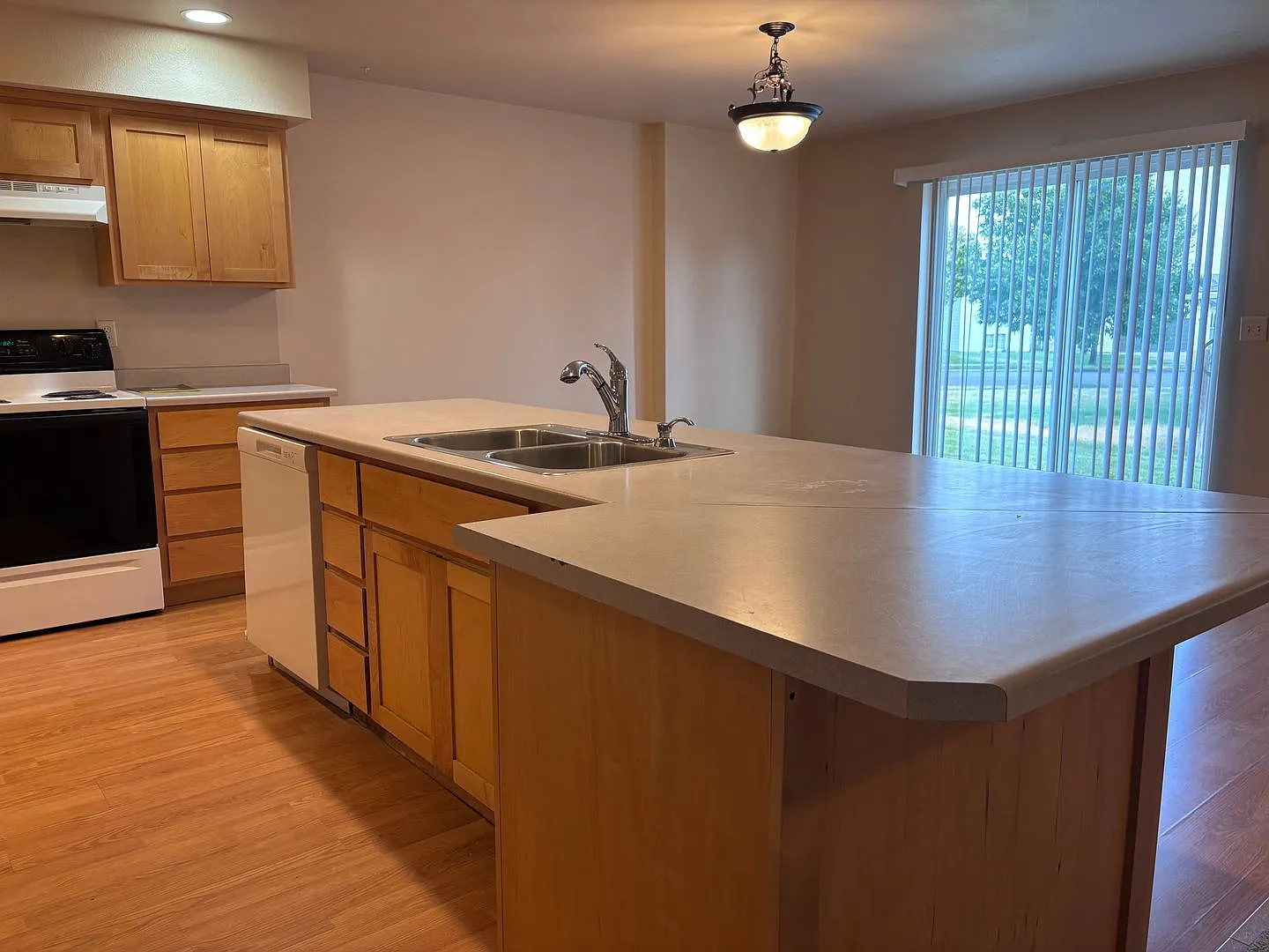 Spacious 3BR 2BA duplex home with attached garage. — Photo 3
