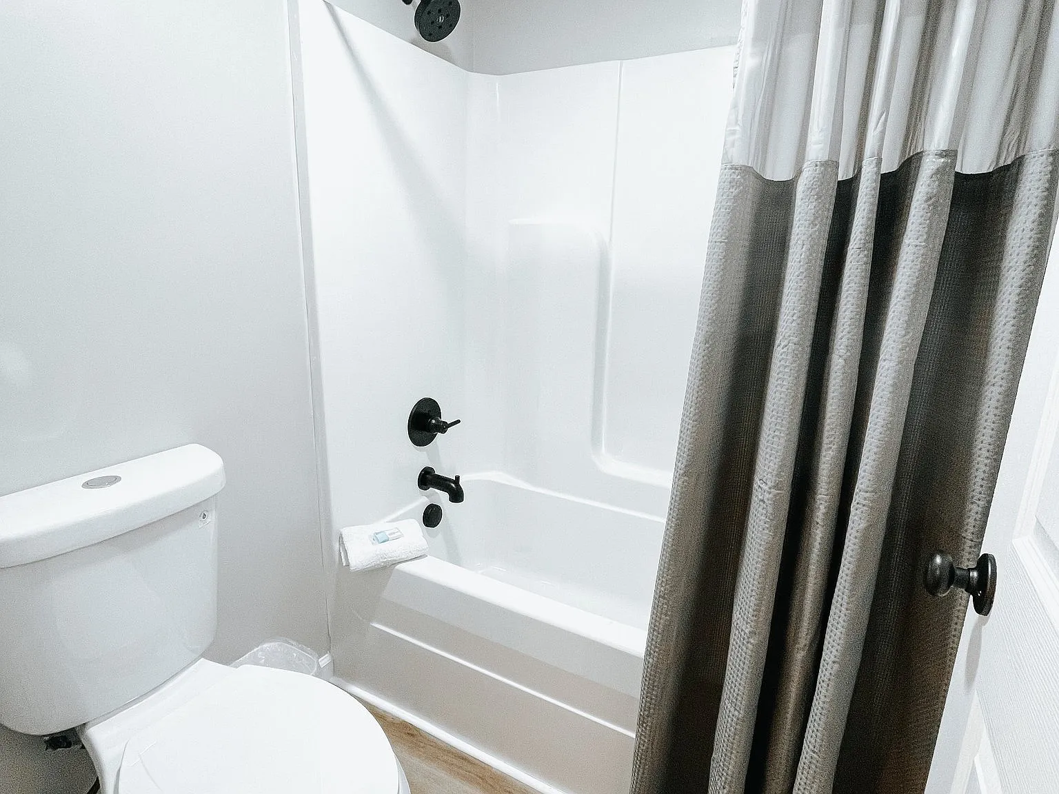 Beautifully Renovated Furnished Studio at Trailblazer Inn - All Utilities Included — Photo 4