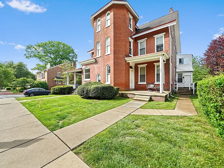 402 N Church St — Photo 4