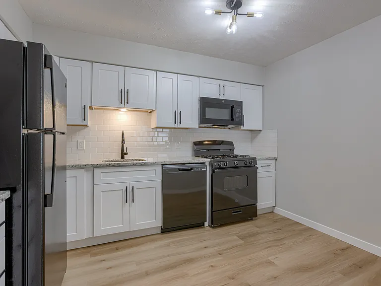 4713 Davenport St #10 — Photo 2