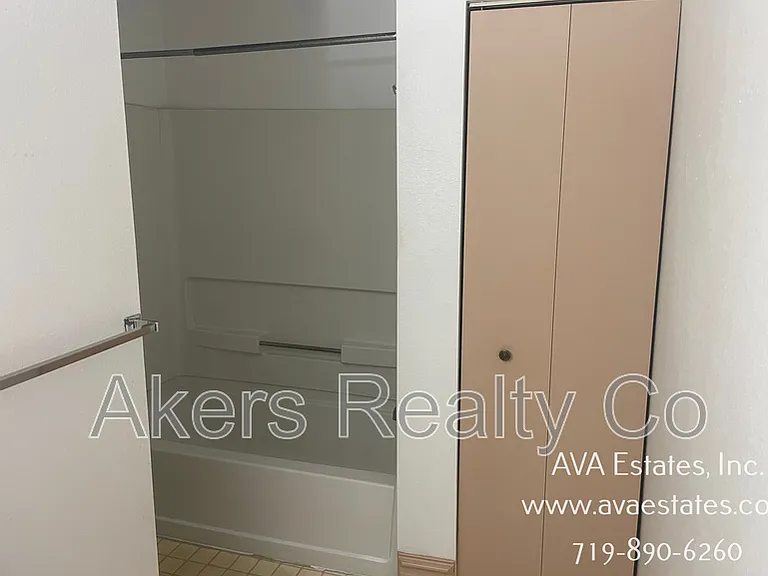 407 W 11th St #B — Photo 12