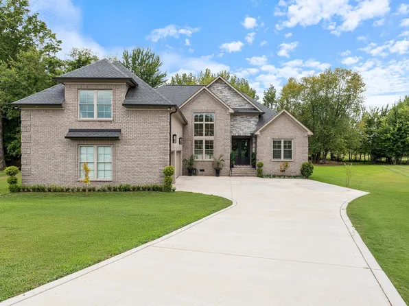 1030 Founders Ln, Portland, TN 37148