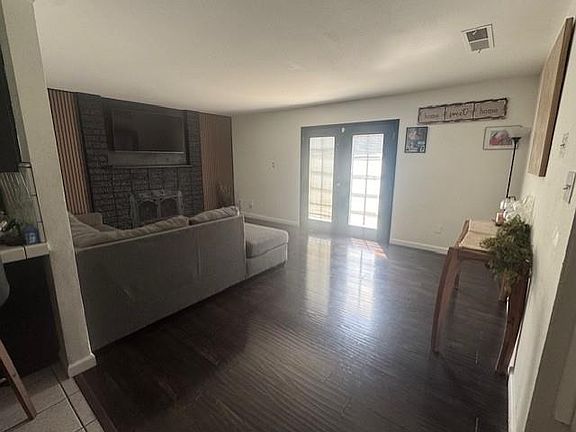 2nd image of 1335 Robin St