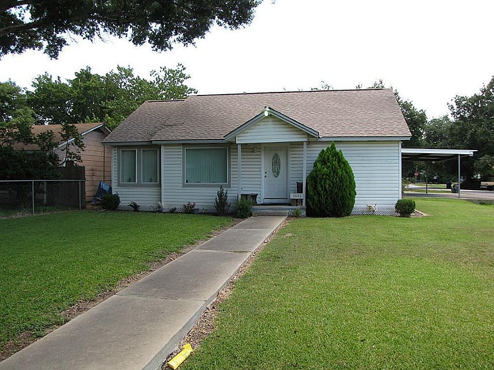 GREAT CORNER LOT IN ROSENBERG
