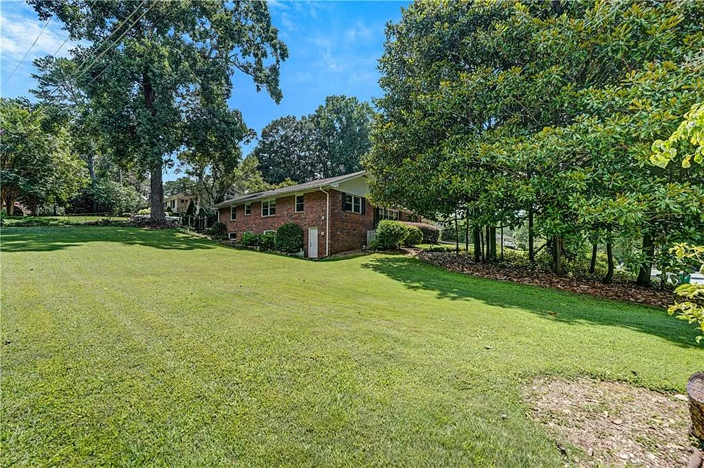 3 bed, 2.0 bath, 1886 sqft, $3,800 — Photo 2