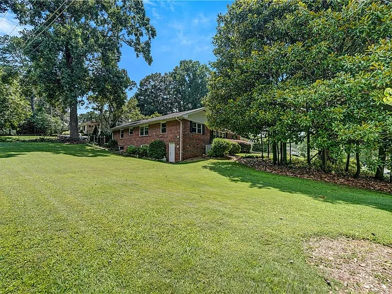 2127 Desmond Dr — Photo 2