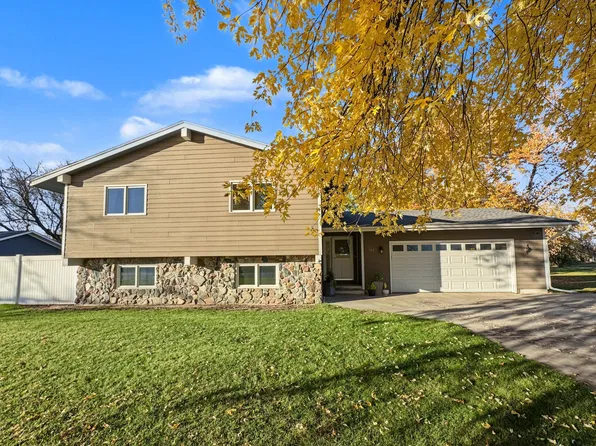 703 Lake St NW, Warroad, MN 56763