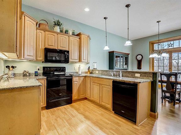 3rd image of 931 Foxland Pl