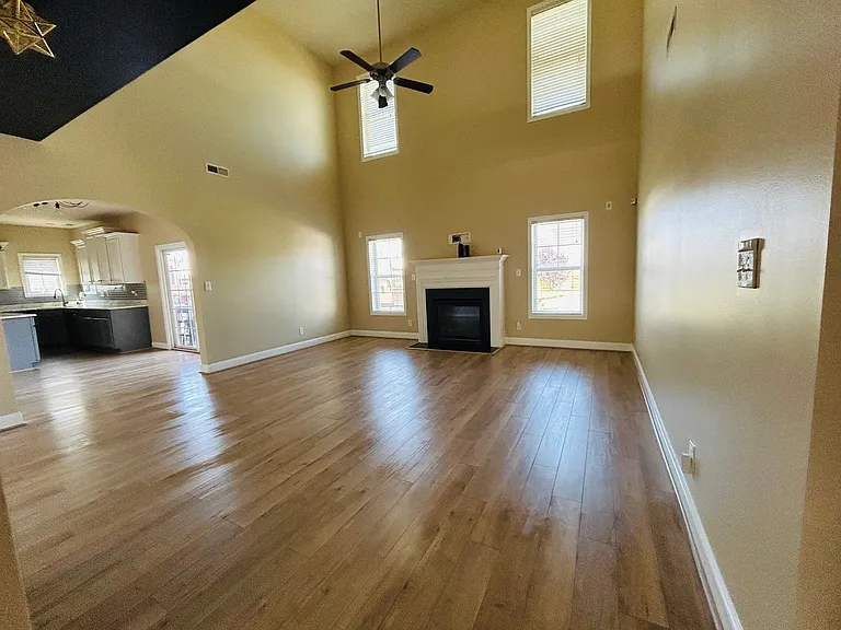 3504 Castlefield Ln — Photo 2