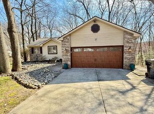 2180 Landmark Dr, Lapeer, MI 48446