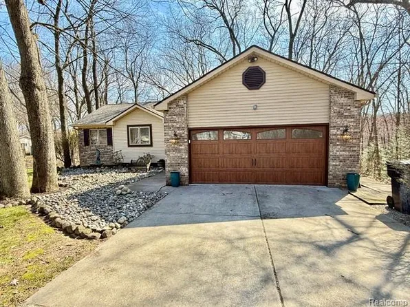 2180 Landmark Dr, Lapeer, MI 48446