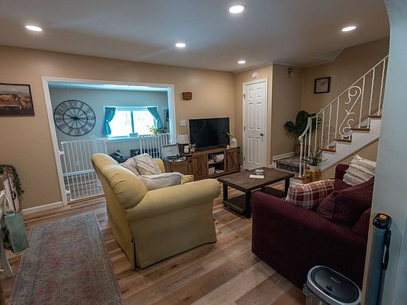 4th image of 3106 Pine Ave