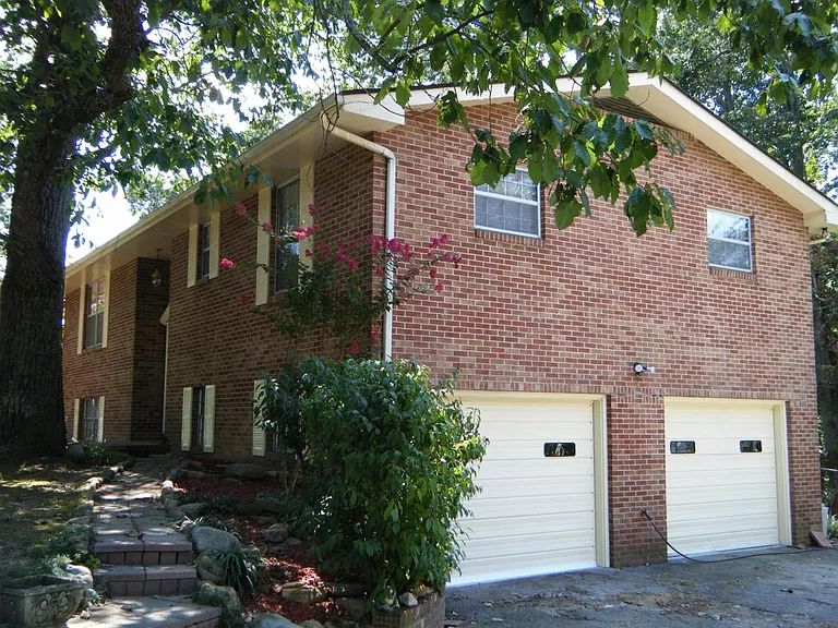923 Greenhill Dr — Photo 2
