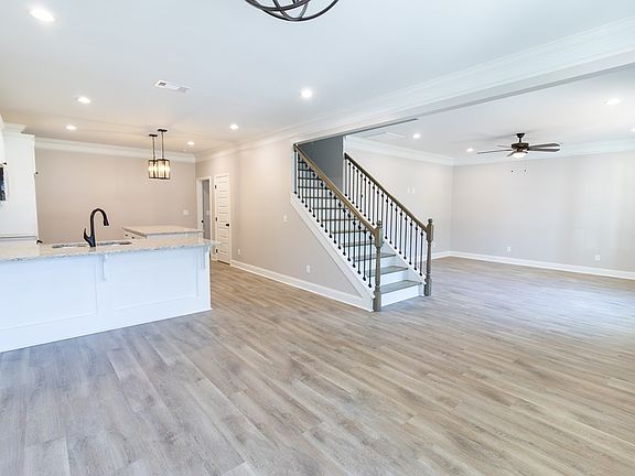 3rd image of 122 Saxton Pl
