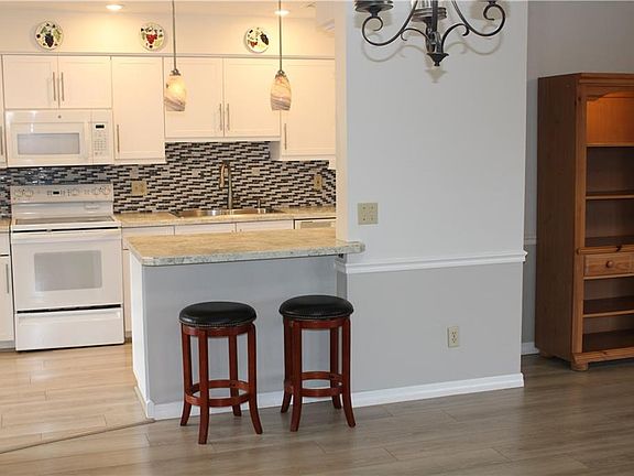 5th image of 654 Centre Ct SW Unit 14-C-1