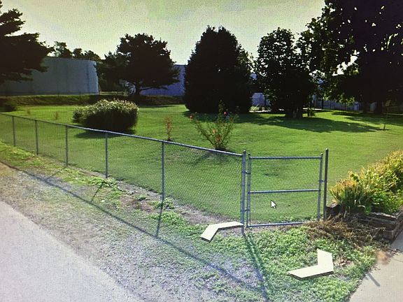 2 lots @ 50'x135'
1-35'x135'