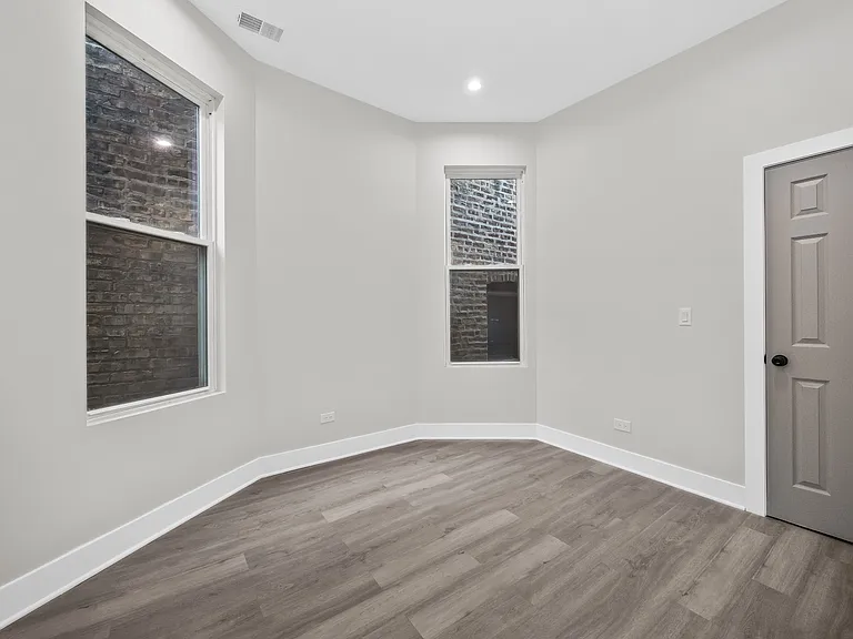 6547 S Saint Lawrence Ave — Photo 4