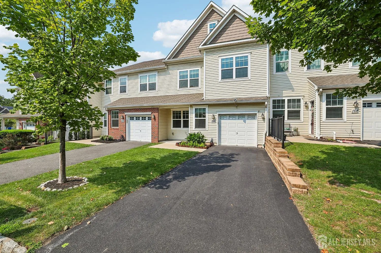 3 bed, 2.5 bath, 2355 sqft, $4,100 — Photo 1