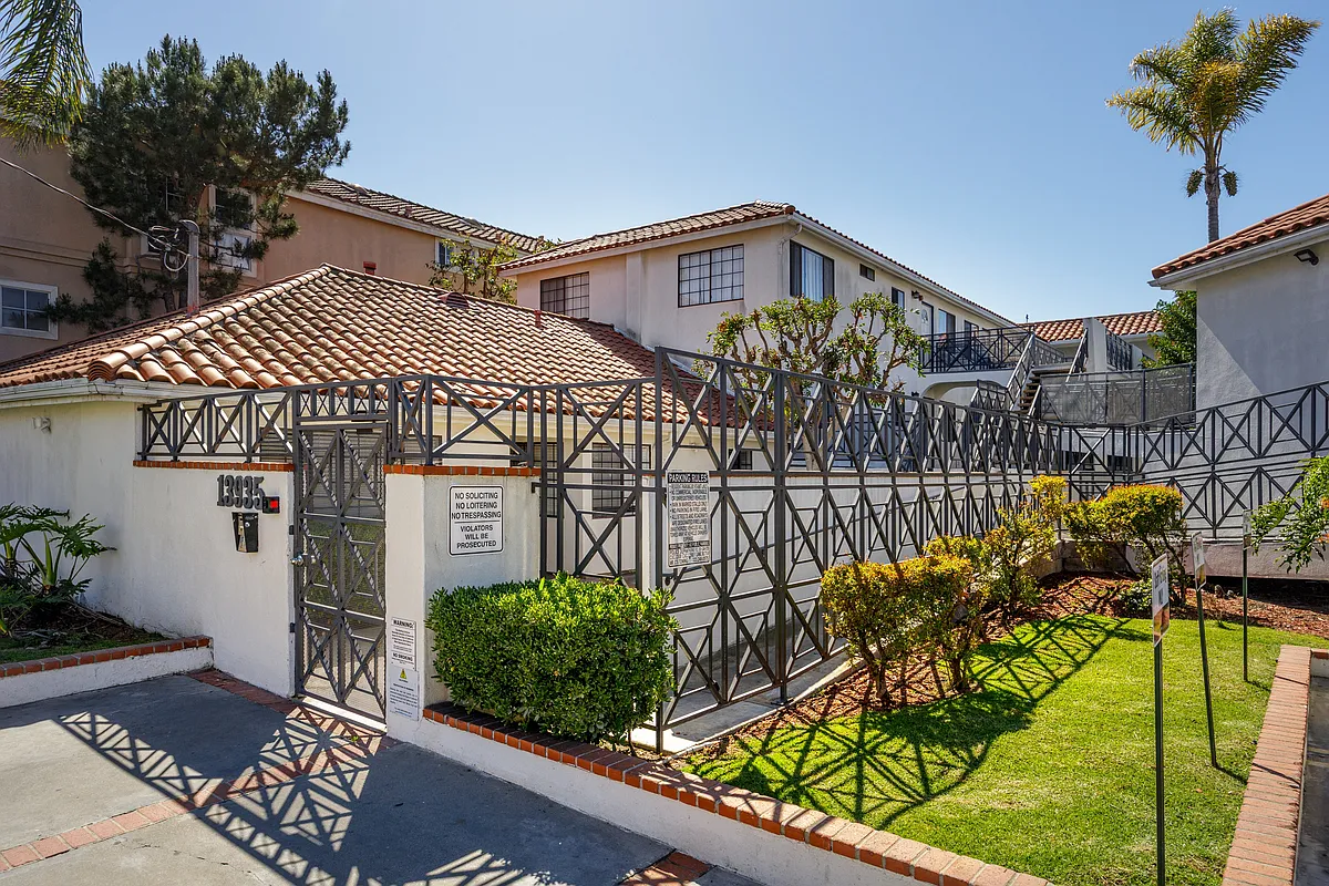 Building Photo - Lemoli Apartments
