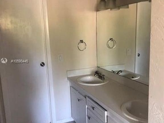 4th image of 5299 SW 40th Ave