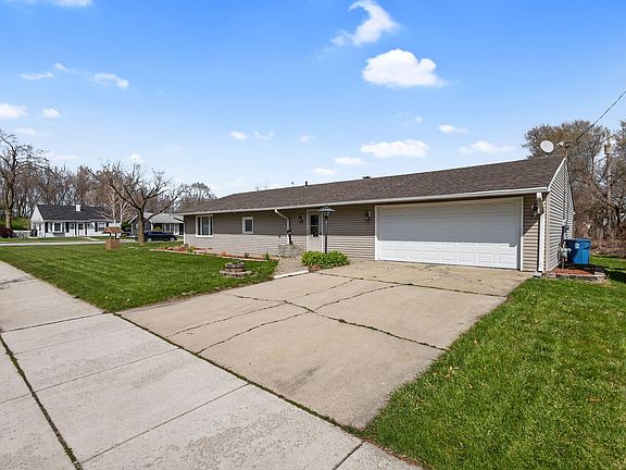 3rd image of 2404 River Dr