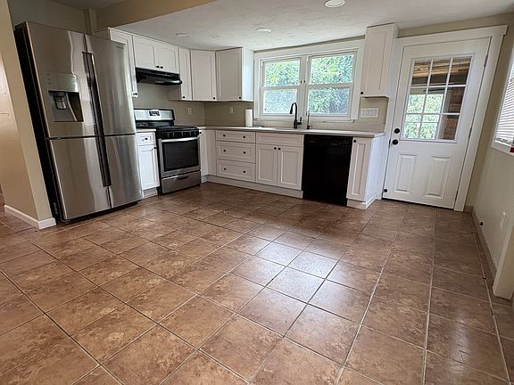 3rd image of 455 Crown Point Rd #A