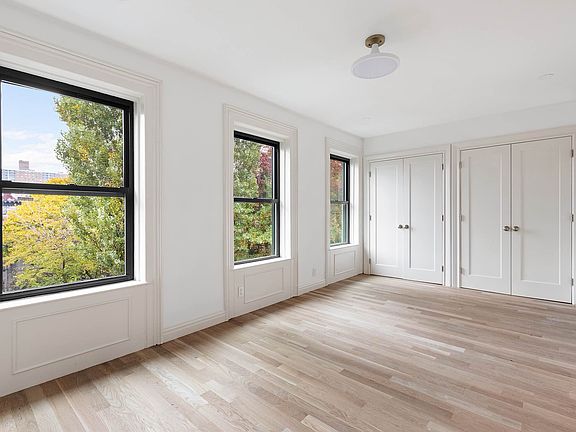 3rd image of 275 Clermont Ave #2