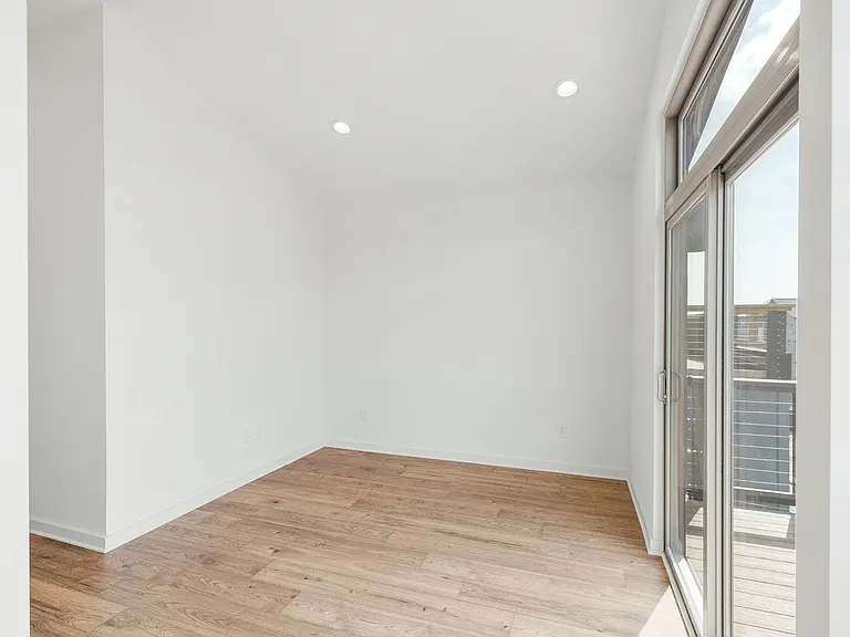 3060 Edwin Cir — Photo 16