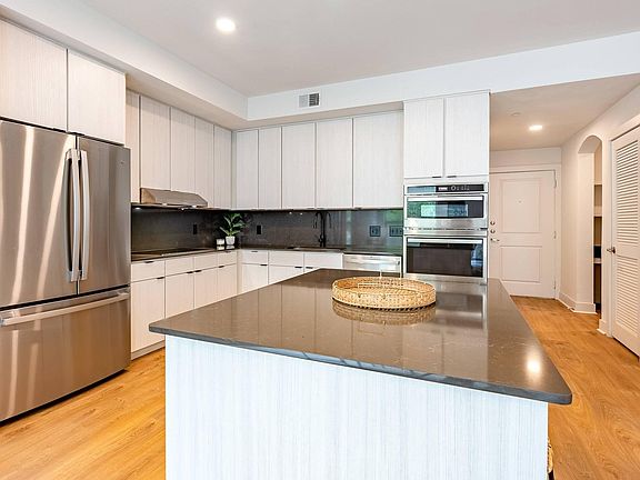 3rd image of 2221 W Dallas St #9df164745